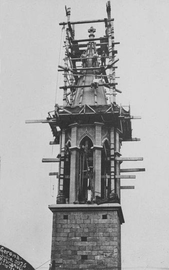 Construcció del campanar neogòtic de Sant Feliu