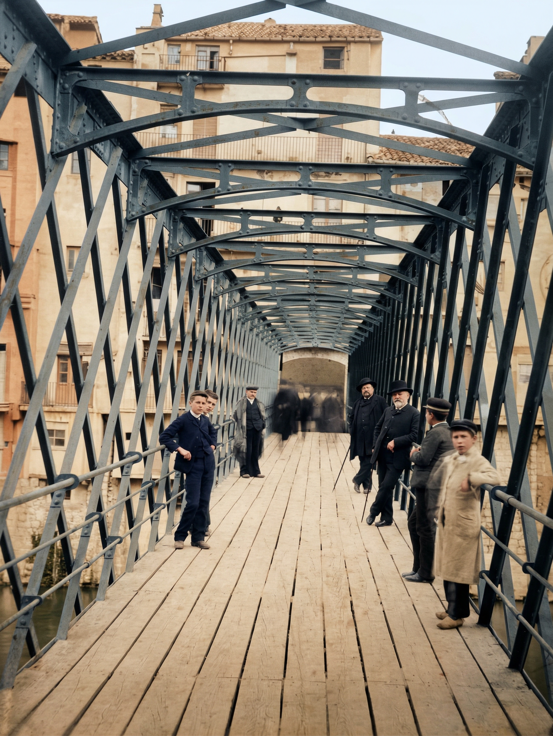 Vianants sobre el pont de ferro